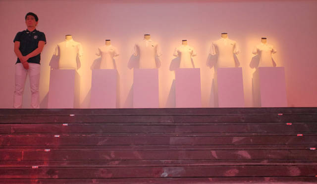 <strong>LACOSTE｜ラコステ</strong>　ラコステ創立80周年パーティ in 北京<br /><br />会場にはアートディレクター、ピーター・サヴィルが手掛けた「ホリデーコレクターズ シリーズ」のポロシャツもディスプレイ