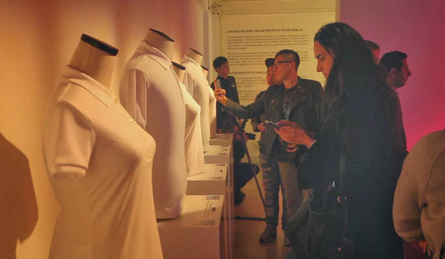 <strong>LACOSTE｜ラコステ</strong>　ラコステ創立80周年パーティ in 北京<br /><br />「ホリデーコレクターズ シリーズ」のポロシャツを事前予約できるQRコードシステムを利用するゲストたち