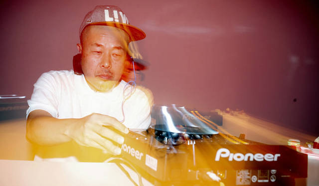 <strong>LACOSTE｜ラコステ</strong>　ラコステ創立80周年パーティ in 北京<br /><br />パーティのために日本からゲスト出演したフォトグラファーの米原康正氏