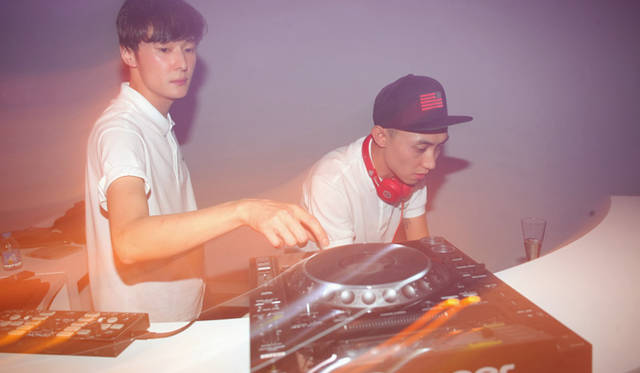<strong>LACOSTE｜ラコステ</strong>　ラコステ創立80周年パーティ in 北京<br /><br />左からソウルのセレブであるDJ FhiFan氏、北京出身のDJ Wordy氏