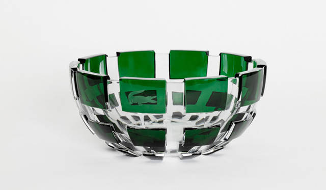 <strong>LACOSTE｜ラコステ</strong>　フランスの名門ブランドがラコステ創立80周年を祝福<br /><strong>BACCARAT｜バカラ</strong><br />象徴的なクリスタルを用い、ラコステファミリーの歴代のチャンピオンたちが頭上に掲げてきたテニスやゴルフのトロフィーにインスパイアされたフラワーベースを創り上げたバカラ。アートピースとも思えるエレガントな傑作は、1930年代に流行したフォルムを連想させ、クラシカルな品格も備える