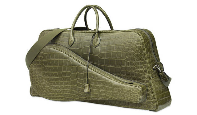 <strong>LACOSTE｜ラコステ</strong>　フランスの名門ブランドがラコステ創立80周年を祝福<br /><strong>HERMÈS｜エルメス</strong><br />ルネ・ラコステは、テニスの試合直前に自分が勝つかどうかチームのキャプテンと賭けた。その対象がワニ革のスーツケースだったという逸話が、実はワニという愛称のきっかけになっている。そのエピソードにちなみ、ラグジュアリーなワニ革のテニスバッグを制作したのがエルメス。6世代にわたる情熱的な職人技をベースに、時代を超越した作品をリリースし続けるメゾンブランドらしい出来栄えだ