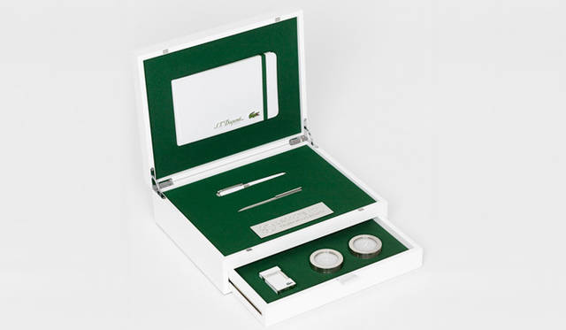 <strong>LACOSTE｜ラコステ</strong>　フランスの名門ブランドがラコステ創立80周年を祝福<br /><strong>S.T. DUPONT｜エス・テー・デュポン</strong><br /> “一流の比類なきものを作る”という信条と、イノベーションの精神の融合し、作品を提案するブランド。万年筆、ライター、宝飾品などで名高い。今回のギフトも圧巻で、ミステリアスな仕様のケースにノート、「Elysée」＆「Classique」という2本のペン、美しいライターの「Ligne 2」、2本のキャンドルを収納。シックなスポーツマンがコートやグリーンで使用するのに相応しい気品が満ちている