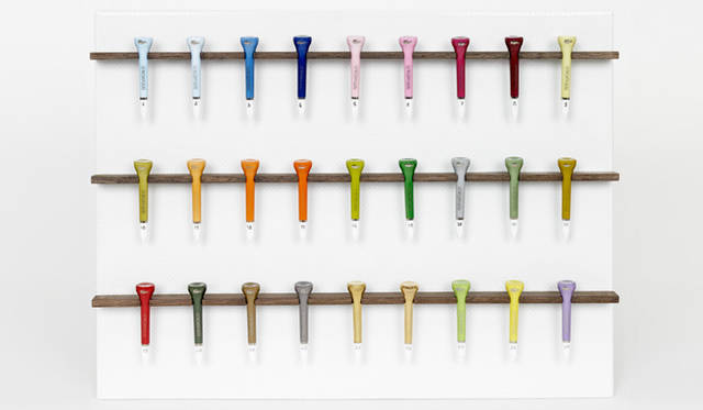 <strong>LACOSTE｜ラコステ</strong>　フランスの名門ブランドがラコステ創立80周年を祝福<br /><strong>BERNARDAUD｜ベルナルド</strong><br />最新技術の開発に勤しみ、陶器製作の技法で新境地を切り開いてきた名門ブランド。今回のために、ワニをフィーチャーした27色のゴルフティーを生み出した。カラフルで楽しい色使いは、ラコステのポロシャツを反映したものだ。1950年代に入るまでラコステのポロシャツはホワイトのみの展開だったが、現在はトレンドを投影した新色が毎シーズン登場し、“joie de vivre (＝生きる歓び)の精神を物語る