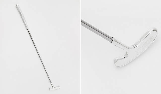 <strong>LACOSTE｜ラコステ</strong>　フランスの名門ブランドがラコステ創立80周年を祝福<br /><strong>CHRISTOFLE｜クリストフル</strong><br />ノルマンディーのヤンヴィルにある工房で制作されるシルバーウェアは、フレンチエレガンスの代名詞。今回もその魅力をいかんなく発揮している。ゴルフのチャンピオンであるティオン・ド・ラ・ショームとルネ・ラコステが結婚し、娘であるカトリーヌ・ラコステもゴルフの世界で名を馳せ、ラコステのDNAにゴルフは確実に存在。そんな家族をモチーフに、リュクスなシルバー製のゴルフクラブを贈り物に