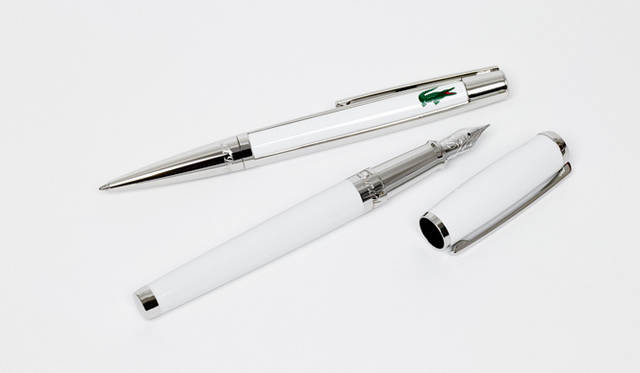 <strong>LACOSTE｜ラコステ</strong>　フランスの名門ブランドがラコステ創立80周年を祝福<br /><strong>S.T. DUPONT｜エス・テー・デュポン</strong><br /> “一流の比類なきものを作る”という信条と、イノベーションの精神の融合し、作品を提案するブランド。万年筆、ライター、宝飾品などで名高い。今回のギフトも圧巻で、ミステリアスな仕様のケースにノート、「Elysée」＆「Classique」という2本のペン、美しいライターの「Ligne 2」、2本のキャンドルを収納した。シックなスポーツマンがコートやグリーンで使用するのにふさわしい気品が充満