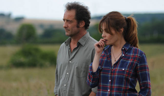 息子アランを演じるのは繊細な感情表現に長けた演技派として評価の高いヴァンサン・ランドン（左）。そして、アランがボーリング場で出会う女性クレメンスを、ロマン・ポランスキー監督夫人としても知られる女優エマニュエル・セニエ（右）が演じている　© TS Productions - Arte France Cinema - F comme  Films - 2012 