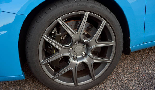 専用デザインの20インチホイール