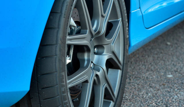 専用デザインの20インチホイール