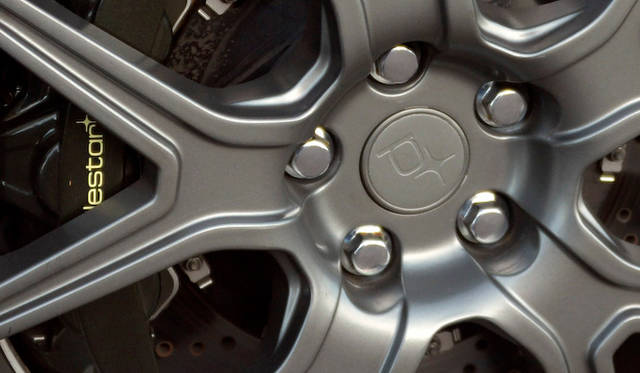 フロントには、371mm径のベンチレーテッドディスクとブレンボ製の6ピストンキャリパーが奢られる。ホイールのセンターもポールスターのマークだ