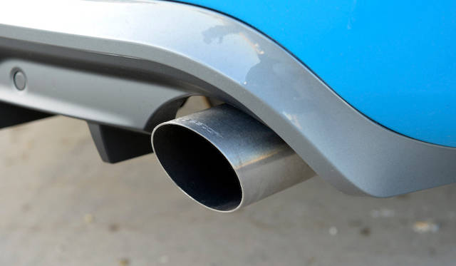 マフラーにもポールスターのロゴが刻印される