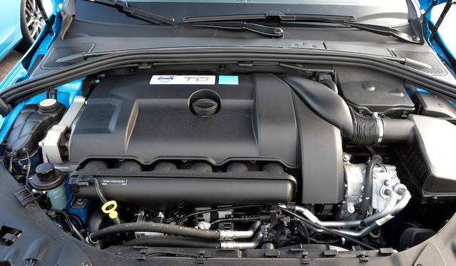 大径タービンや新型インタークーラーを採用した3.0リッター直6ツインスクロールターボから、最高出力257kW（350ps）/ 5,700rpm、最大トルク500Nm/2,800-4,750rpmを発揮する