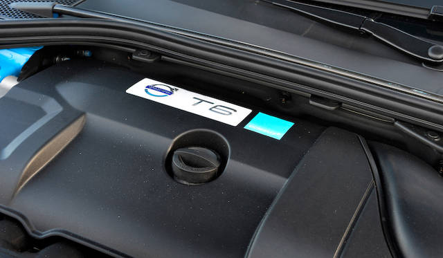 エンジンカバーにもポールスターのバッジ