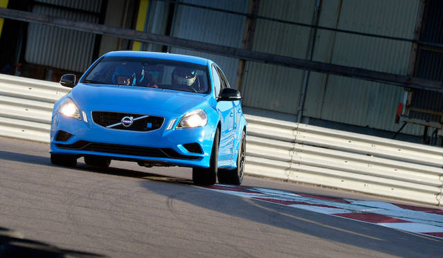 最大出力500ps超をほこる、「S60 ポールスターコンセプト」へはプロレーシングドライバー運転への同乗どいうかたちで実現した