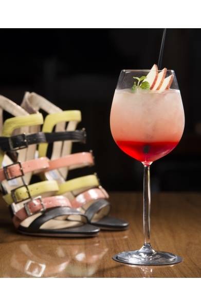<strong>JIMMY CHOO｜スペシャルカクテルが楽しめるイベントを表参道にて開催</strong><br /><br />「ブロンクス」 1050円<br />ぺシェ×グレープフルーツジュース×アップルスライス添え<br /><br /><strong>montoak</strong><br />営業時間｜11:00～翌3:00<br />東京都渋谷区神宮前6-1-9<br />Tel.03-5468-5928<br />www.heads-west.com<br /><br />ジミー チュウ<br />Tel. 03-5413-1150<br />www.jimmychoo.com