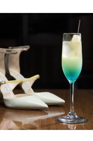 <strong>JIMMY CHOO｜スペシャルカクテルが楽しめるイベントを表参道にて開催</strong><br /><br />「タイフーン」 1500円<br />果肉入りグレープフルーツジュース×ヴーヴクリコ（シャンパン）×ブルーキュラソー<br /><br /><strong>montoak</strong><br />営業時間｜11:00～翌3:00<br />東京都渋谷区神宮前6-1-9<br />Tel.03-5468-5928<br />www.heads-west.com<br /><br />ジミー チュウ<br />Tel. 03-5413-1150<br />www.jimmychoo.com