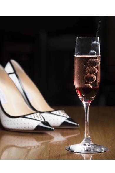 <strong>JIMMY CHOO｜スペシャルカクテルが楽しめるイベントを表参道にて開催</strong><br /><br />「ダイキリ」 1500円<br />カシス×ヴーヴクリコ（シャンパン） ブルーベリー添え<br /><br /><strong>montoak</strong><br />営業時間｜11:00～翌3:00<br />東京都渋谷区神宮前6-1-9<br />Tel.03-5468-5928<br />www.heads-west.com<br /><br />ジミー チュウ<br />Tel. 03-5413-1150<br />www.jimmychoo.com