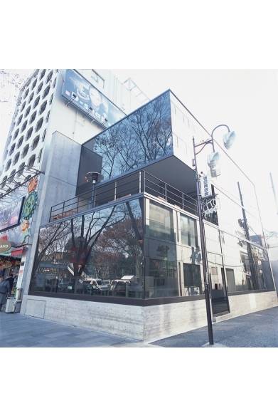 <strong>JIMMY CHOO｜スペシャルカクテルが楽しめるイベントを表参道にて開催</strong><br /><br />表参道のラウンジレストラン「モントーク」<br /><br />© RISAKU SUZUKI<br /><br /><strong>montoak</strong><br />営業時間｜11:00～翌3:00<br />東京都渋谷区神宮前6-1-9<br />Tel.03-5468-5928<br />www.heads-west.com<br /><br />ジミー チュウ<br />Tel. 03-5413-1150<br />www.jimmychoo.com