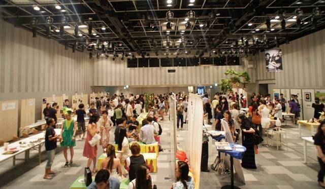 <strong>ART｜チャリティアート展覧会『ROSES.』がラフォーレ ミュージアムにて開催</strong>　昨年の会場様子