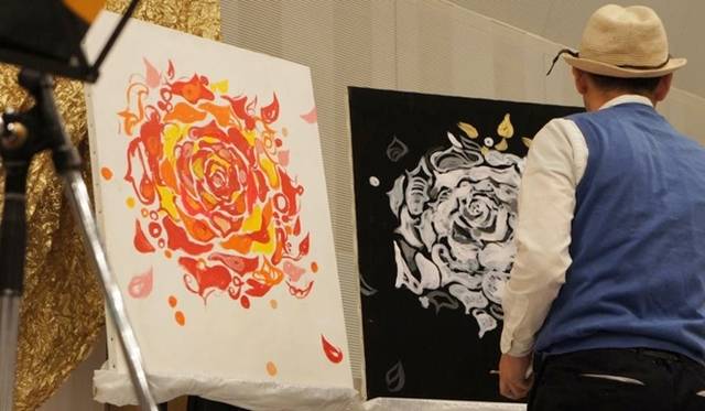 <strong>ART｜チャリティアート展覧会『ROSES.』がラフォーレ ミュージアムにて開催</strong>　昨年の会場様子（画家長友心平さんによるライブペインティング）