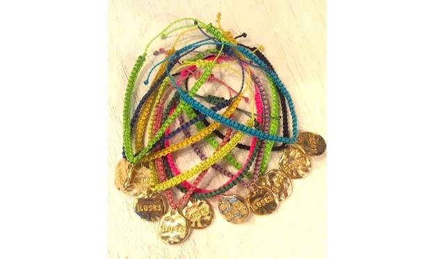 <strong>ART｜チャリティアート展覧会『ROSES.』がラフォーレ ミュージアムにて開催</strong>　ROSES.のスペシャルチャーム　各700円