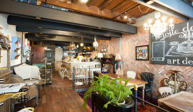 <strong>toile de liberté｜トワル ド リベルテ</strong>　1階のカフェ