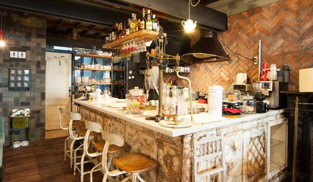 <strong>toile de liberté｜トワル ド リベルテ</strong>　オーナーの笠原さんの奥さまの陽子さんの思い入れが詰まったキッチン