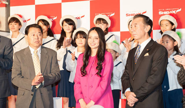 <strong>SHIDAX｜シダックス</strong>　チャリティー活動「One Wish for One Meal」<br>11月29日（金）におこなわれた点灯式。右から、ビジュアルアーティスト ミック・イタヤ氏、作詞家・詩人 森 雪之丞氏（CULTURE WORKS総合プロデューサー）、シダックス株式会社 代表取締役会長兼社長 志太勤一氏、タレント・ベッキーさん、渋谷公園通商店街振興組合 理事長 小松原一雄氏、UNHCR（国連難民高等弁務官事務所）・第11 代駐日代表 マイケル・リンデンバウアー氏