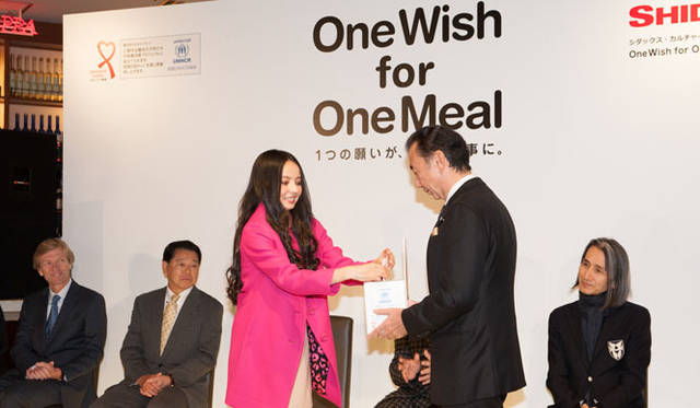 <strong>SHIDAX｜シダックス</strong>　チャリティー活動「One Wish for One Meal」<br>右から、ビジュアルアーティスト ミック・イタヤ氏、作詞家・詩人 森 雪之丞氏（CULTURE WORKS総合プロデューサー）