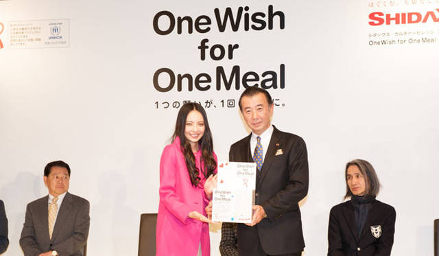 <strong>SHIDAX｜シダックス</strong>　チャリティー活動「One Wish for One Meal」<br>「One Wish for One Meal」メールボックスへの投函第一号はベッキーさん