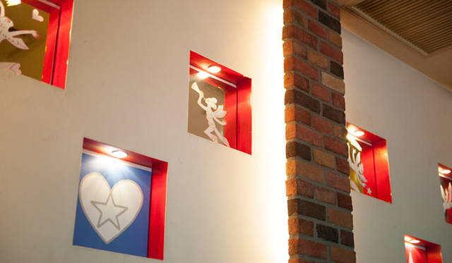 <strong>SHIDAX｜シダックス</strong>　チャリティー活動「One Wish for One Meal」<br>渋谷シダックスビレッジ1階の「TOKYO MAIN DINING」の店内は、ミック・イタヤ氏のビジュアルが装飾されている