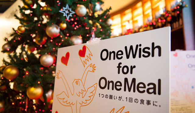 <strong>SHIDAX｜シダックス</strong>　チャリティー活動「One Wish for One Meal」<br>ミック・イタヤ氏のビジュアルで飾られた店内