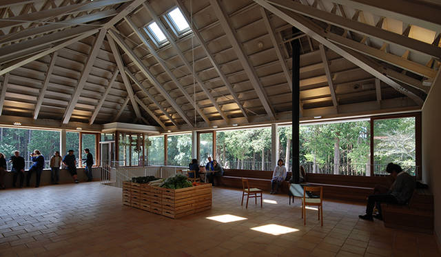 エサや育て方に徹底的にこだわった豚料理を提供するレストラン。1Fには加工工場を併設している