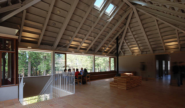 エサや育て方に徹底的にこだわった豚料理を提供するレストラン。1Fには加工工場を併設している