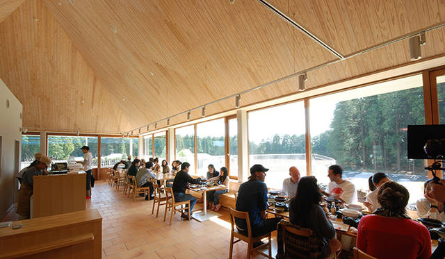 エサや育て方に徹底的にこだわった豚料理を提供するレストラン。1Fには加工工場を併設している