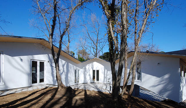 伊豆の別荘地に建つ、夫婦ふたり暮らしのための住宅兼ブックカフェ