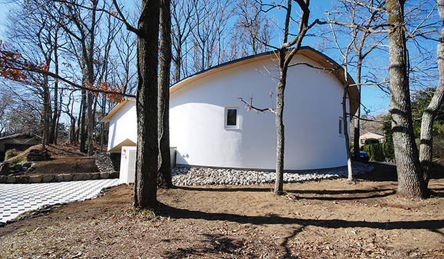 伊豆の別荘地に建つ、夫婦ふたり暮らしのための住宅兼ブックカフェ