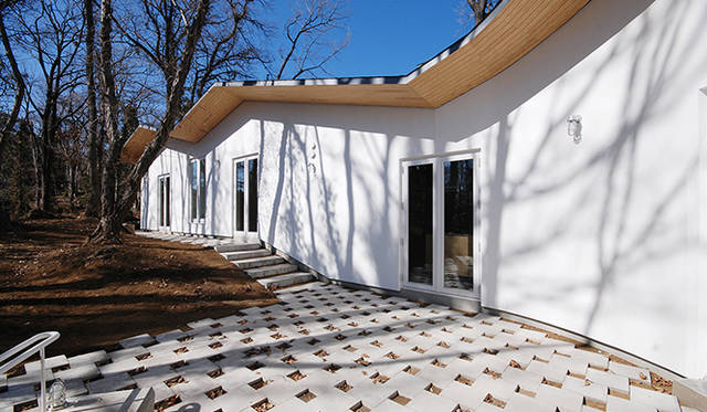 伊豆の別荘地に建つ、夫婦ふたり暮らしのための住宅兼ブックカフェ