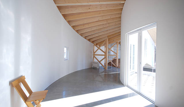 伊豆の別荘地に建つ、夫婦ふたり暮らしのための住宅兼ブックカフェ