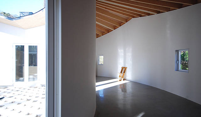 伊豆の別荘地に建つ、夫婦ふたり暮らしのための住宅兼ブックカフェ