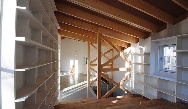 伊豆の別荘地に建つ、夫婦ふたり暮らしのための住宅兼ブックカフェ