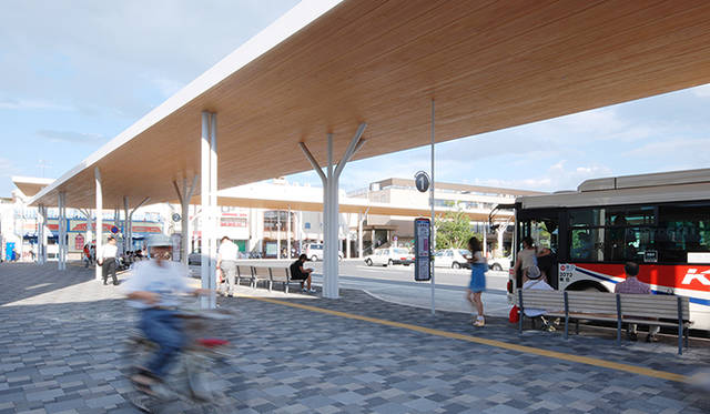 ロータリーの屋根のスケールが心地良い