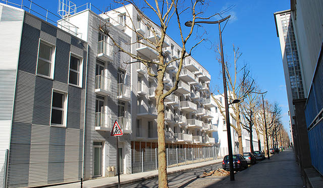 今年、パリに竣工した集合住宅。1F部分がオレンジ色の建物