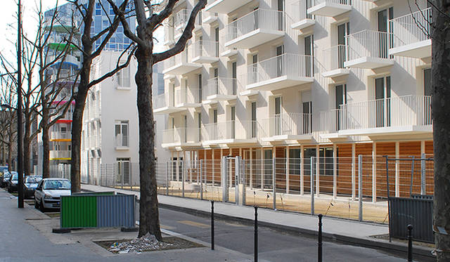 今年、パリに竣工した集合住宅。1F部分がオレンジ色の建物