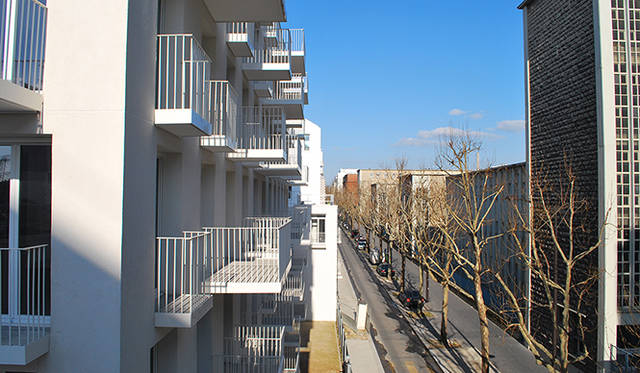 各部屋には大きめのバルコニーが備わる