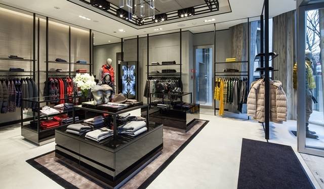 <strong>HUGO BOSS｜日本で唯一の旗艦店「BOSS ストア 表参道」が誕生</strong>　ストアの1階フロア