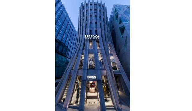 <strong>HUGO BOSS｜日本で唯一の旗艦店「BOSS ストア 表参道」が誕生</strong>　ストアの外観