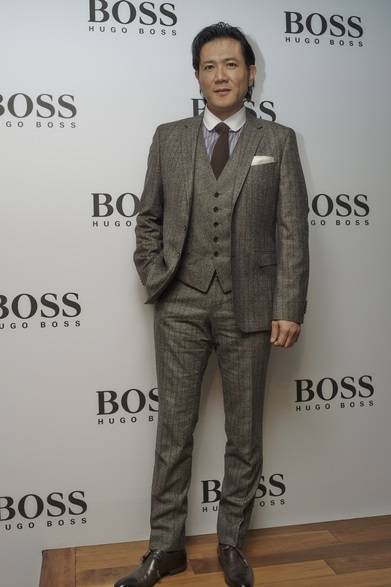 <strong>HUGO BOSS｜「BOSSストア 表参道」パーティスナップ</strong>　別所哲也氏