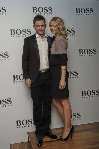 <strong>HUGO BOSS｜「BOSS ストア 表参道」パーティスナップ</strong>　（左より）ニコライ＆アマンダ・バーグマン夫妻