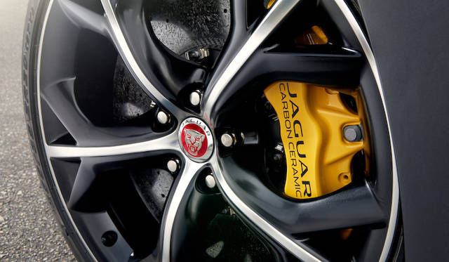 カーボン セラミック マトリックスブレーキはオプションで用意される